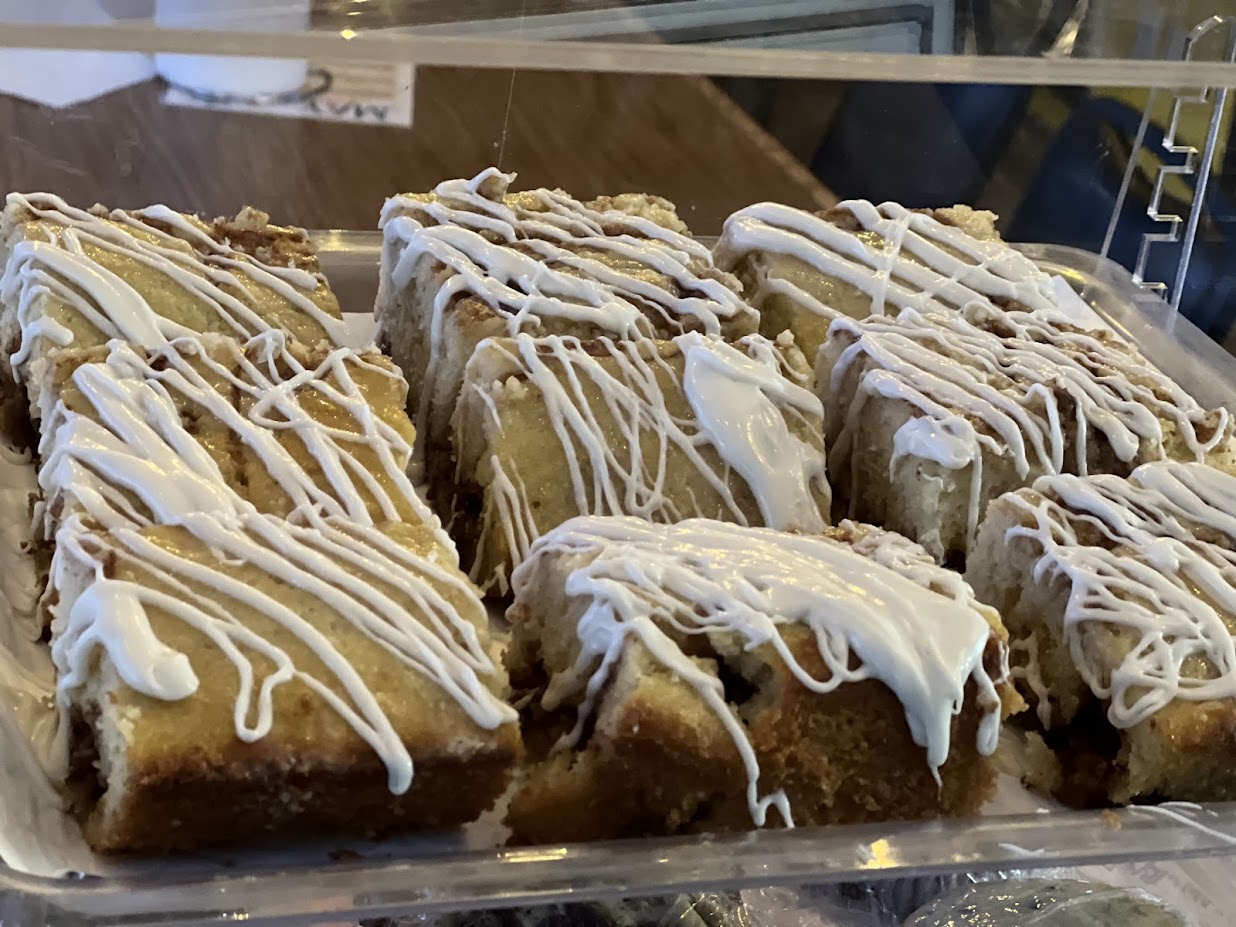 Cinnamon roll cake slices